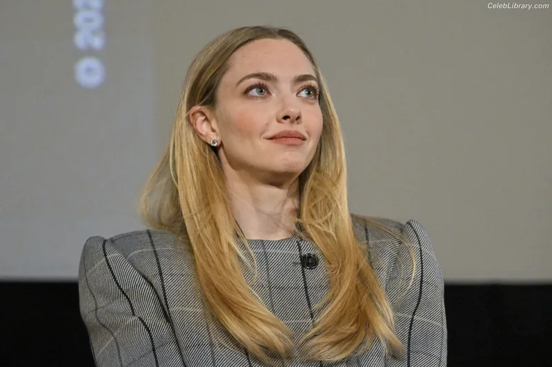 Amanda Seyfried photo 1 of 1296