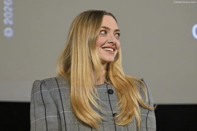 Amanda Seyfried photo 2 of 1296