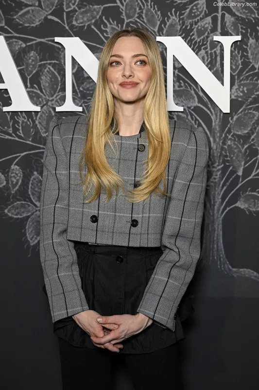 Amanda Seyfried photo 3 of 1296