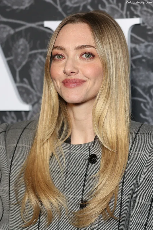 Amanda Seyfried photo 8 of 1296