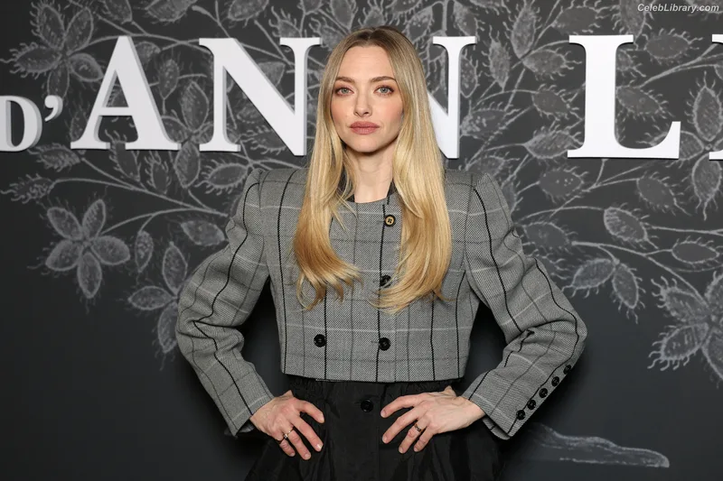 Amanda Seyfried photo 12 of 1296