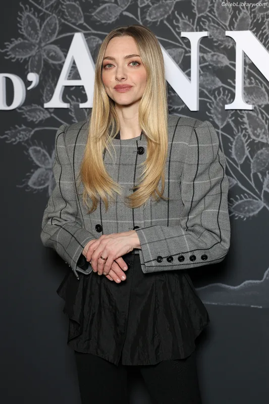 Amanda Seyfried photo 16 of 1296