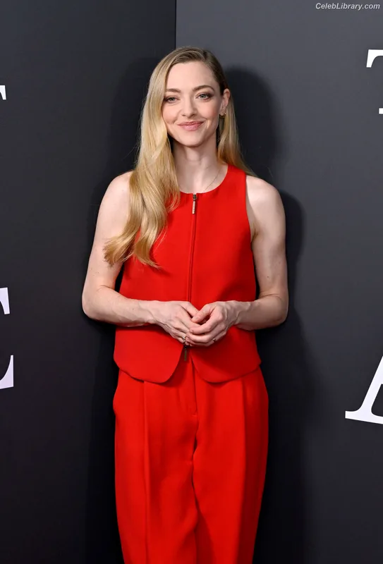 Amanda Seyfried photo 3 of 1296