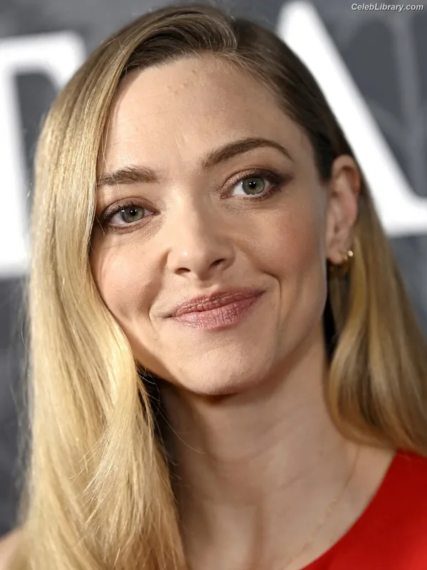 Amanda Seyfried photo 8 of 1296