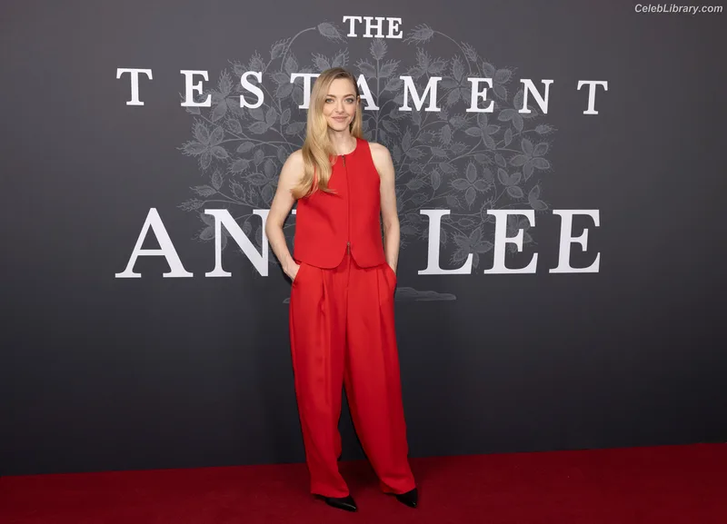 Amanda Seyfried photo 9 of 1296