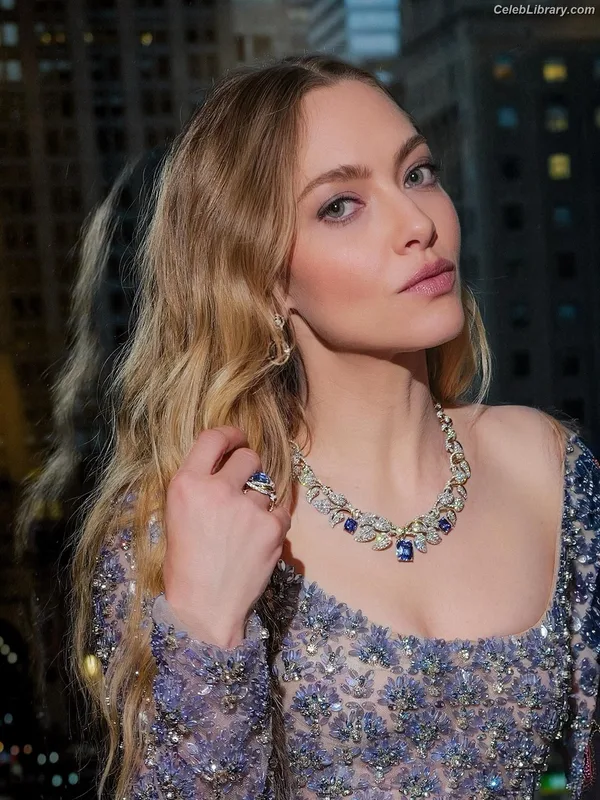 Amanda Seyfried photo 7 of 1296