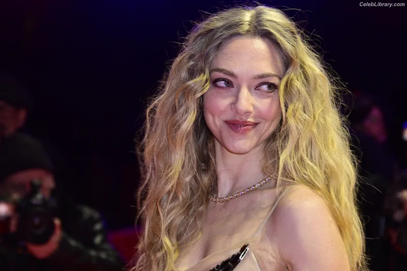 Amanda Seyfried photo 5 of 1296