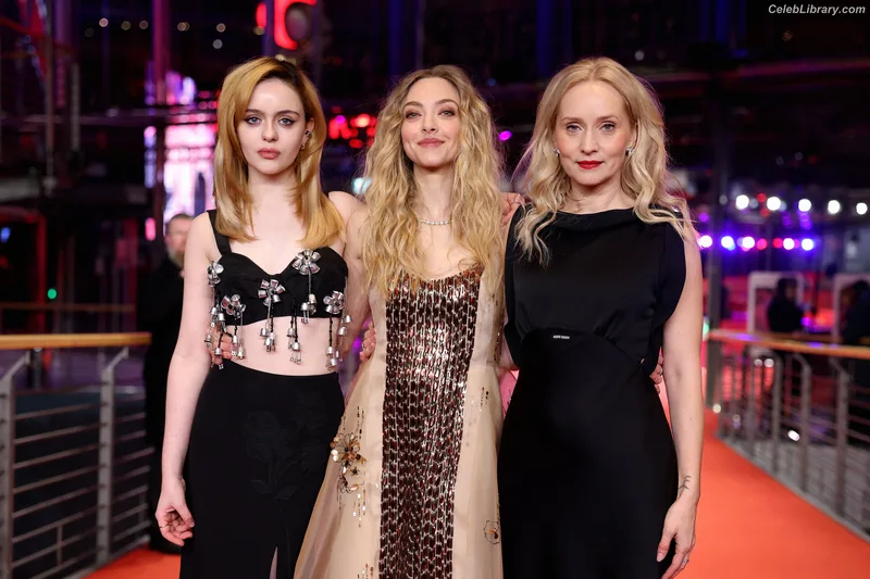 Amanda Seyfried photo 6 of 1296