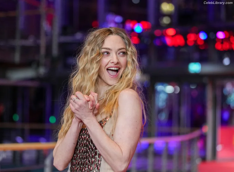 Amanda Seyfried photo 10 of 1296