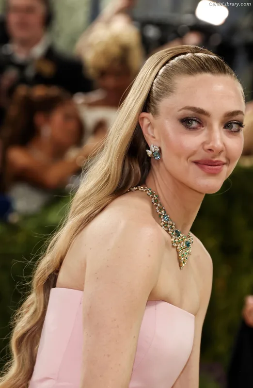 Amanda Seyfried photo 2 of 1296