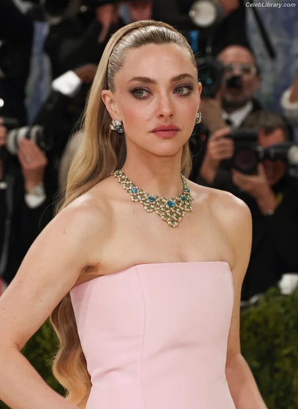 Amanda Seyfried photo 4 of 1296