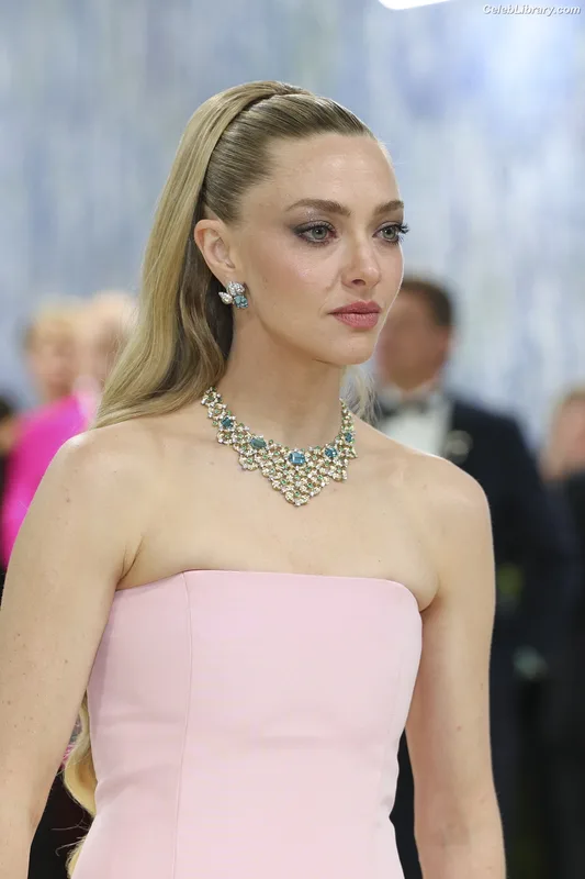 Amanda Seyfried photo 6 of 1296