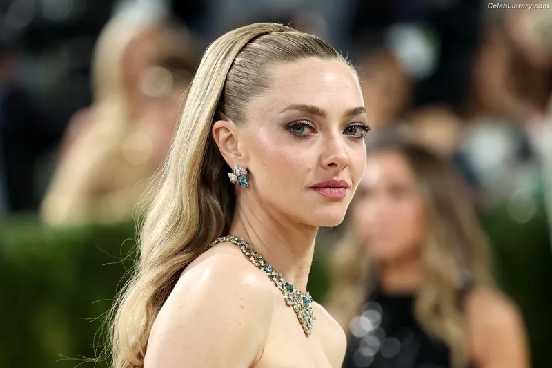 Amanda Seyfried photo 11 of 1296