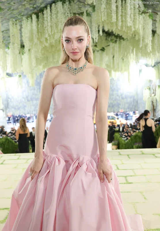 Amanda Seyfried photo 12 of 1296