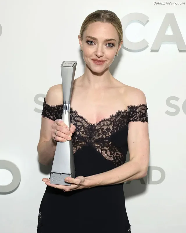 Amanda Seyfried photo 3 of 1296
