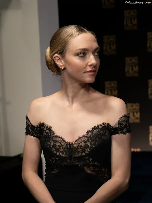 Amanda Seyfried photo 11 of 1296