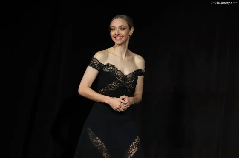Amanda Seyfried photo 12 of 1296