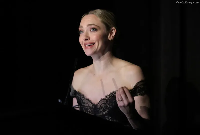 Amanda Seyfried photo 17 of 1296