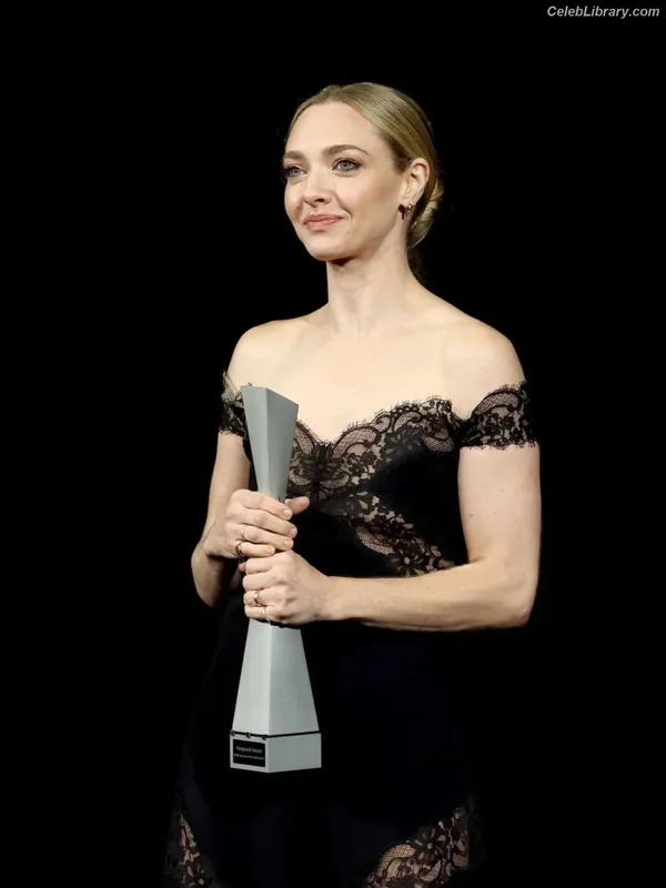 Amanda Seyfried photo 19 of 1296