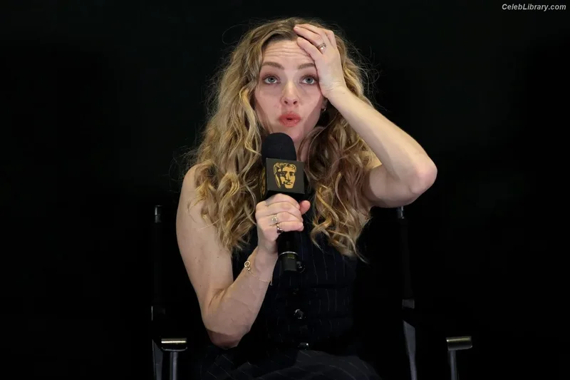 Amanda Seyfried photo 12 of 1296
