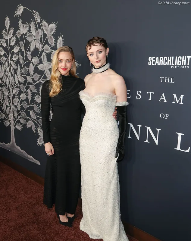 Amanda Seyfried photo 4 of 1296