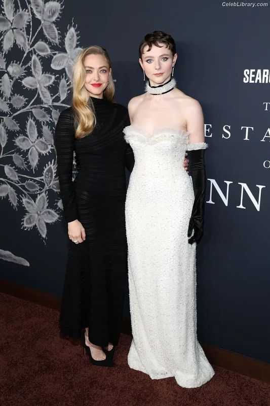 Amanda Seyfried photo 7 of 1296
