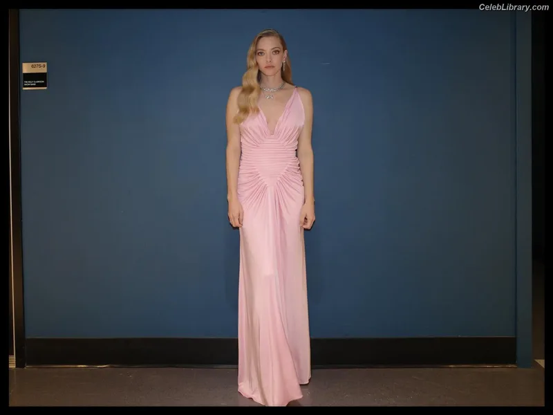 Amanda Seyfried photo 5 of 1296