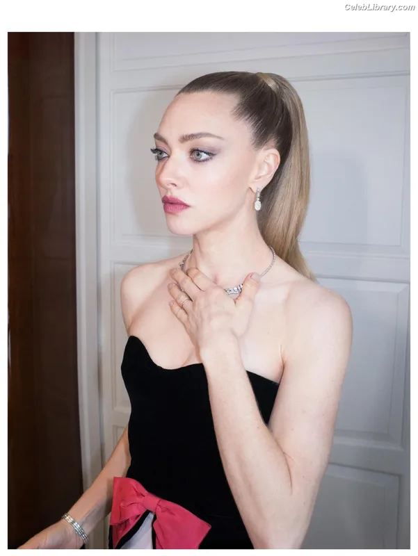 Amanda Seyfried photo 10 of 1296