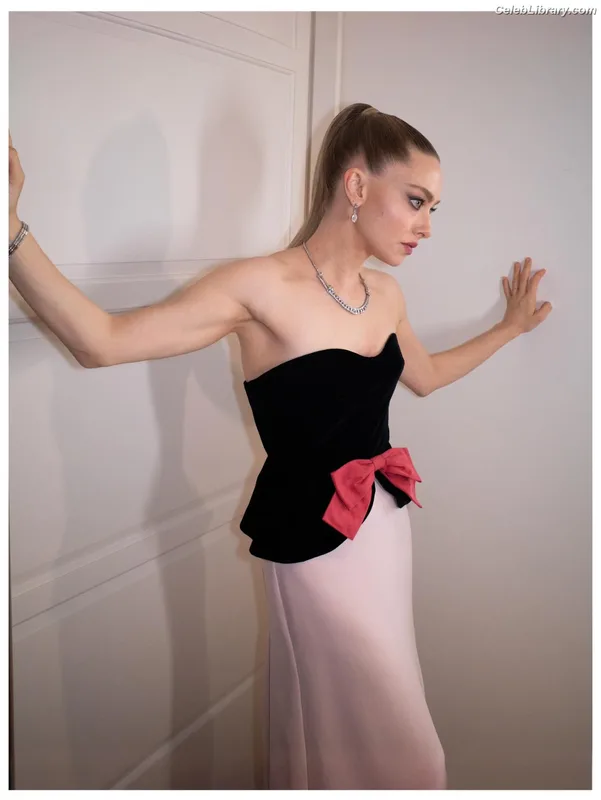 Amanda Seyfried photo 14 of 1296
