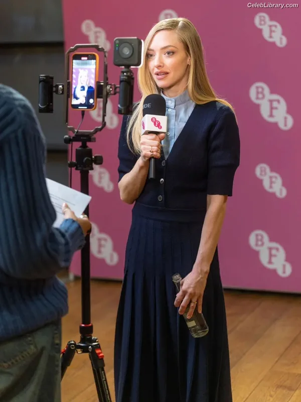 Amanda Seyfried photo 17 of 1296