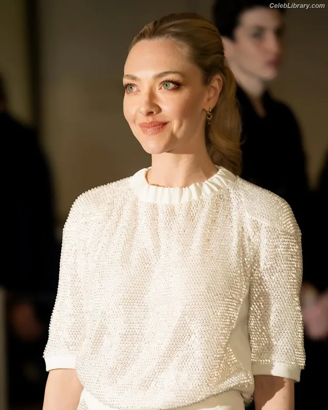 Amanda Seyfried photo 4 of 1296