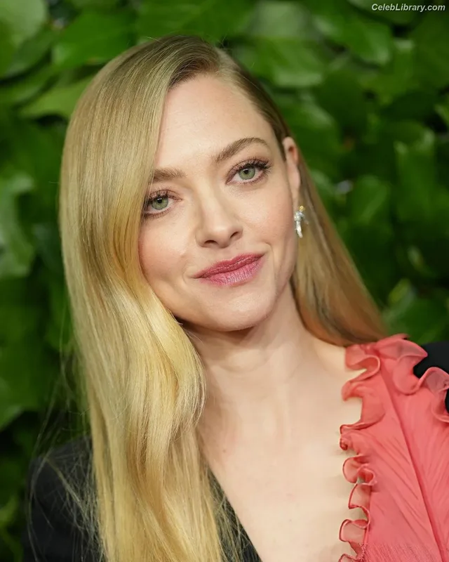 Amanda Seyfried photo 12 of 1296