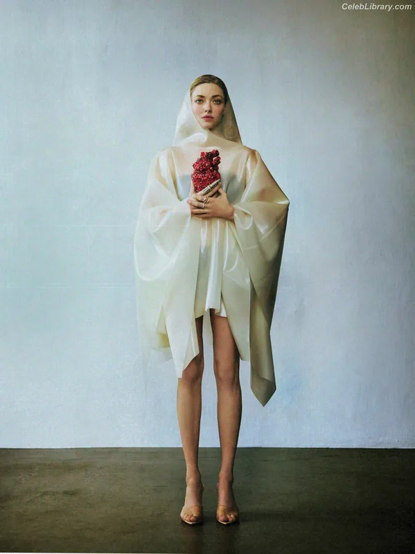 Amanda Seyfried photo 7 of 1296