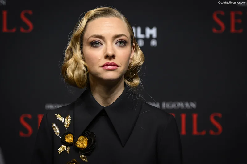 Amanda Seyfried photo 8 of 1296
