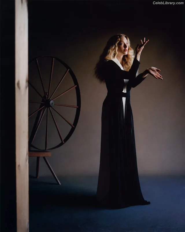 Amanda Seyfried photo 4 of 1296