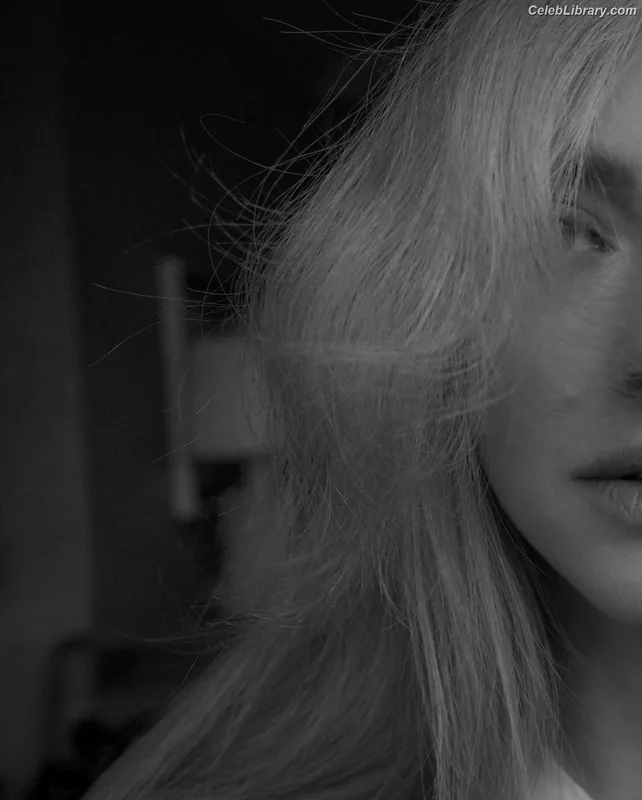 Amanda Seyfried photo 3 of 1296