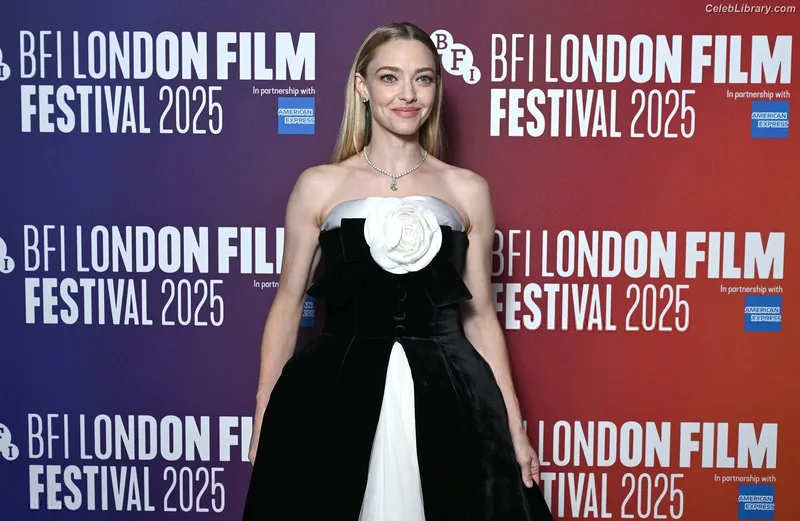 Amanda Seyfried photo 22 of 1296
