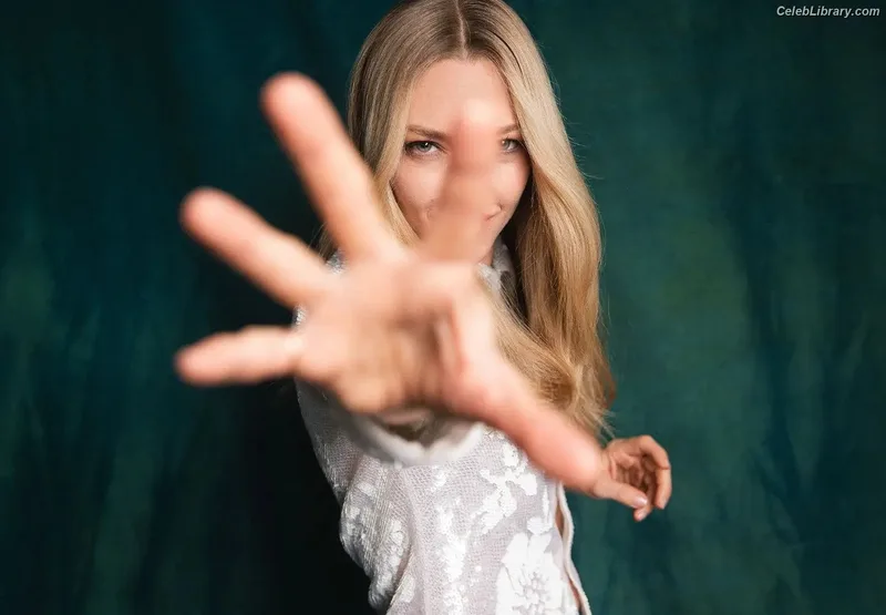 Amanda Seyfried photo 13 of 1296