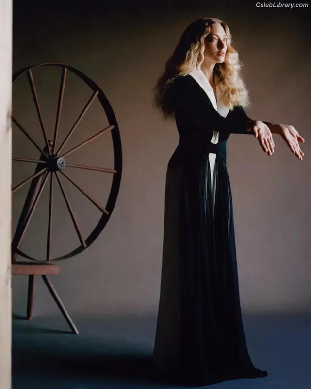 Amanda Seyfried photo 21 of 1296