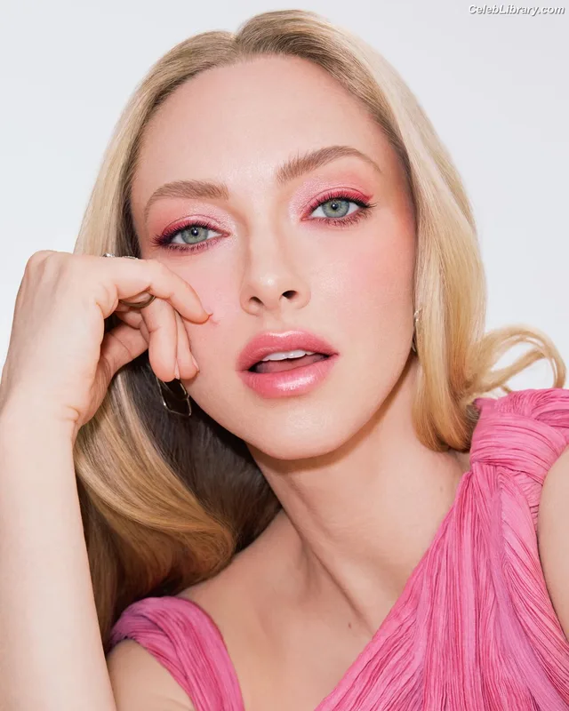 Amanda Seyfried photo 24 of 1296