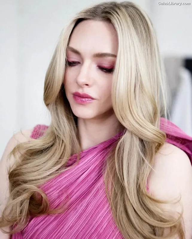 Amanda Seyfried photo 2 of 1296