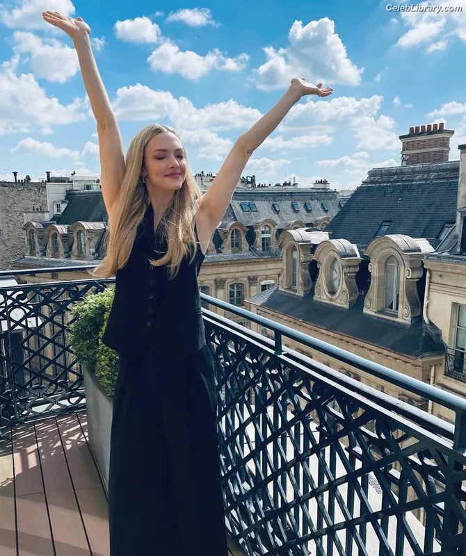 Amanda Seyfried photo 18 of 1296