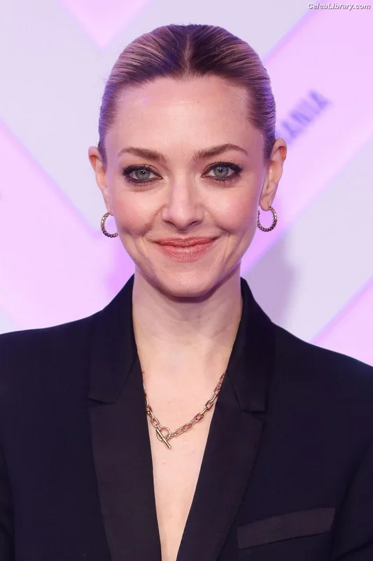 Amanda Seyfried photo 19 of 1296