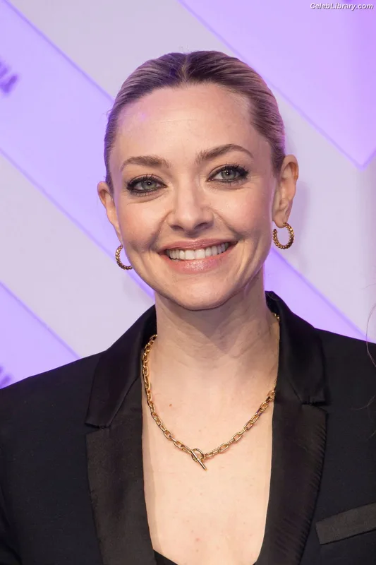 Amanda Seyfried photo 3 of 1296