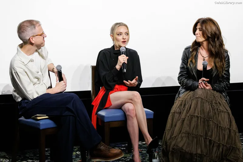 Amanda Seyfried photo 22 of 1296