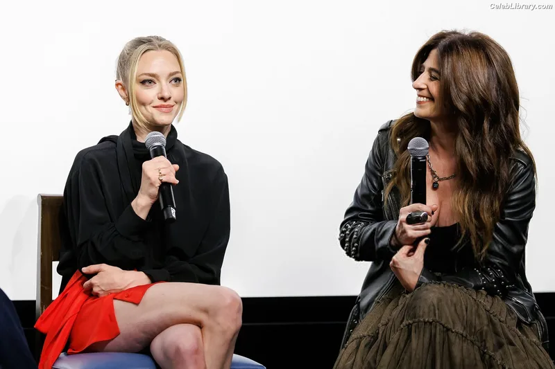 Amanda Seyfried photo 23 of 1296