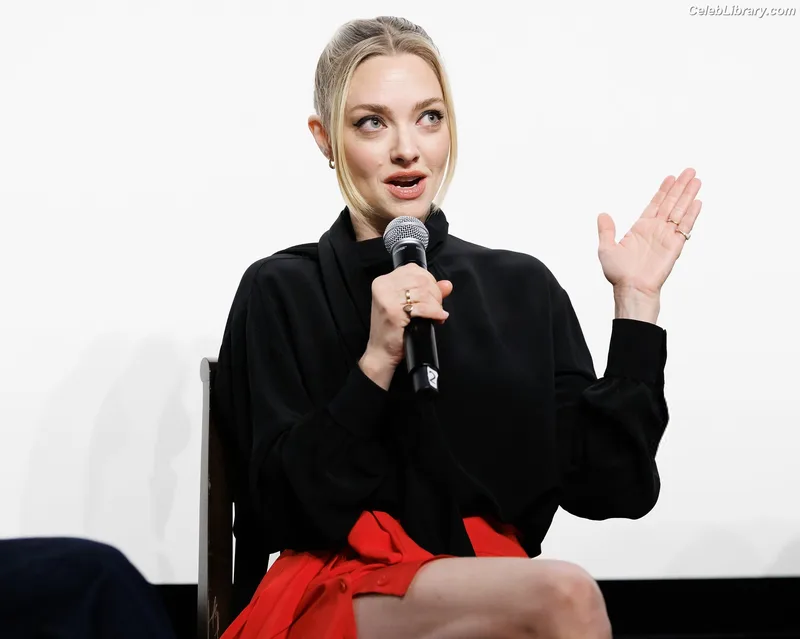 Amanda Seyfried photo 1 of 1296