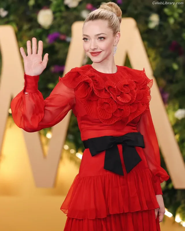 Amanda Seyfried photo 23 of 1296