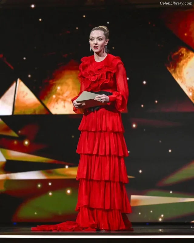 Amanda Seyfried photo 4 of 1296