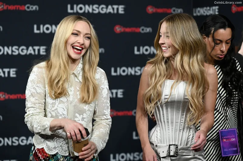 Amanda Seyfried photo 3 of 1296